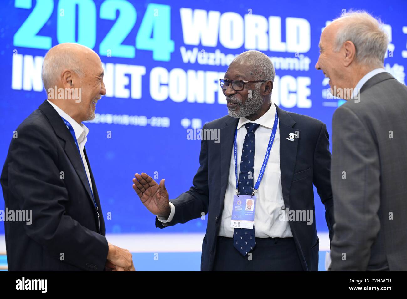 Ni Quino parle avec Quan Ji'nan, le père de l'Internet coréen (à gauche).Wuzhen, China.20th novembre 2024. Le forum principal de la Conférence mondiale sur l'Internet 2024 Sommet de Wuzhen s'est tenu à Wuzhen, Tongxiang, province du Zhejiang, le 20 novembre 2024. Crédit : Wang Gang/China News Service/Alamy Live News Banque D'Images