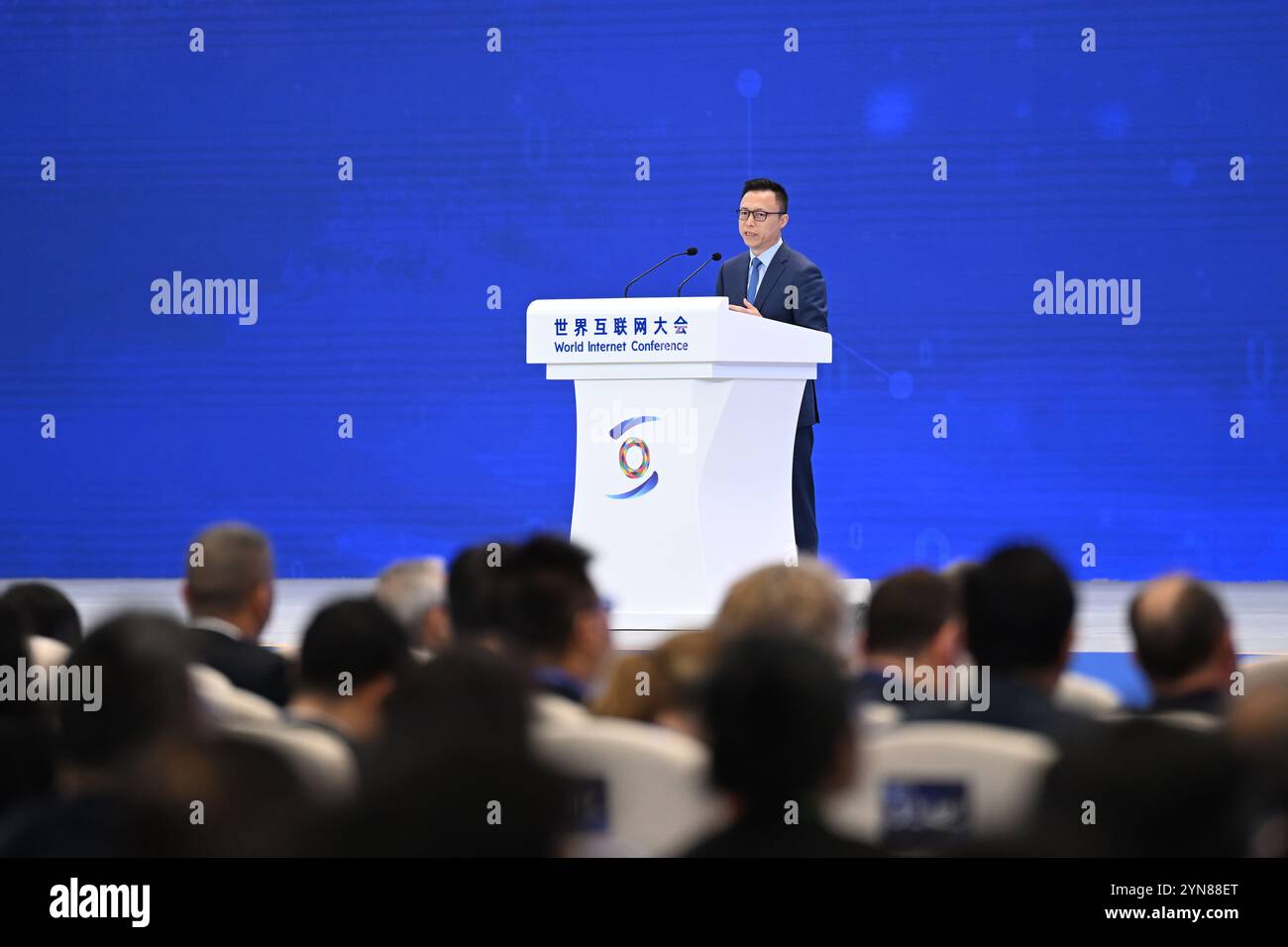 Le président et PDG du groupe ANT Jing Xiandong prononce un discours.Wuzhen, China.20th novembre 2024. Le forum principal de la Conférence mondiale sur l'Internet 2024 Sommet de Wuzhen s'est tenu à Wuzhen, Tongxiang, province du Zhejiang, le 20 novembre 2024. Crédit : Wang Gang/China News Service/Alamy Live News Banque D'Images