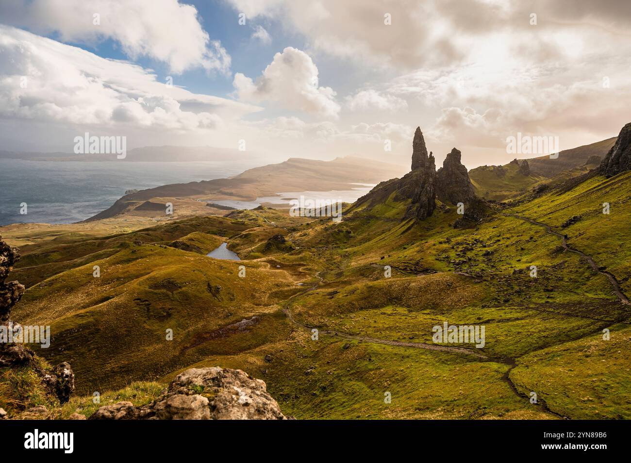 Superbe vue sur le paysage des Highlands avec des formations rocheuses et Rolling Green Hills Banque D'Images