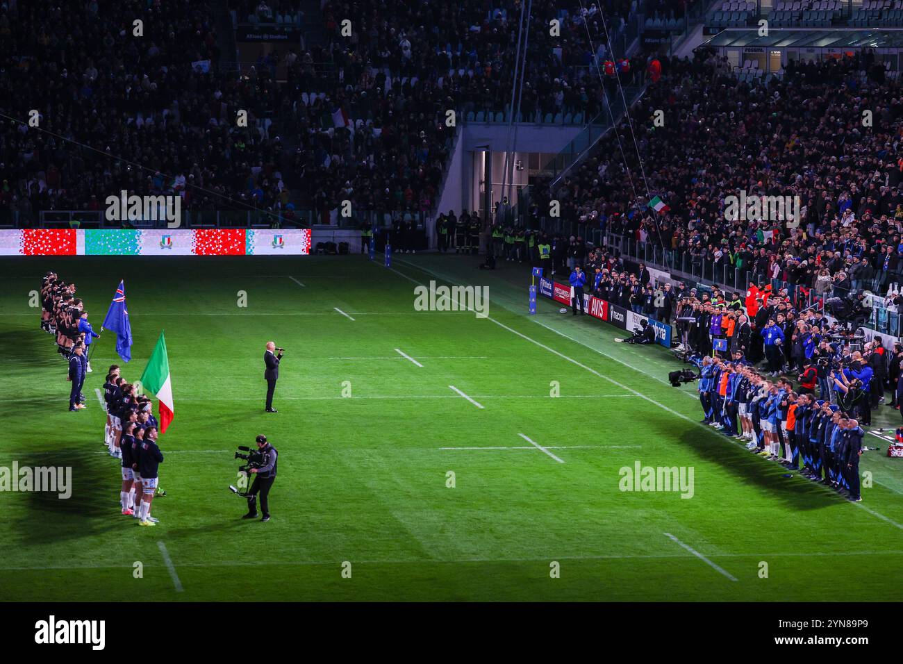 Turin, Italie. 23 novembre 2024. Les deux équipes sont les hymnes nationaux lors du match de l'Autumn Nations Series 2025 entre l'Italie et la Nouvelle-Zélande (All Blacks) au stade Allianz. Score final Italie 11:29 Nouvelle-Zélande (photo Fabrizio Carabelli/SOPA images/SIPA USA) crédit : SIPA USA/Alamy Live News Banque D'Images