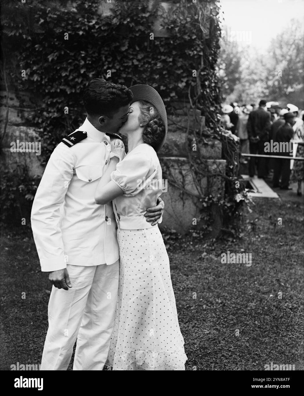 1934 , 31 mai , Annapolis , MARYLAND , USA : deux jeunes homme et femme s'embrassant . Un baiser de félicitations . W.F. Cassidy de Forth Worth, Texas, l'un des 463 diplômés de l'Académie navale des États-Unis à Annapolis, reçoit un baiser de félicitations de sa chère Helen Fisher d'Annapolis, Maryland. Photo de Harris & Ewing . - KISS - BACIO - KISSING - COURTSHIP - CORTEGGIAMENTO - AMOUR - AMORE - AMOUREUX - AMANTI - FIDANZATI - SAN VALENTINO - SAINT VALENTIN - SENTIMENTAL - SENTIMENTALE - ROMANTIQUE - ROMANTICO - FOTO STORICHE - PHOTOS HISTORIQUES - NOVECENTO - ANNÉES 1900 - ANNÉES 900 - Banque D'Images