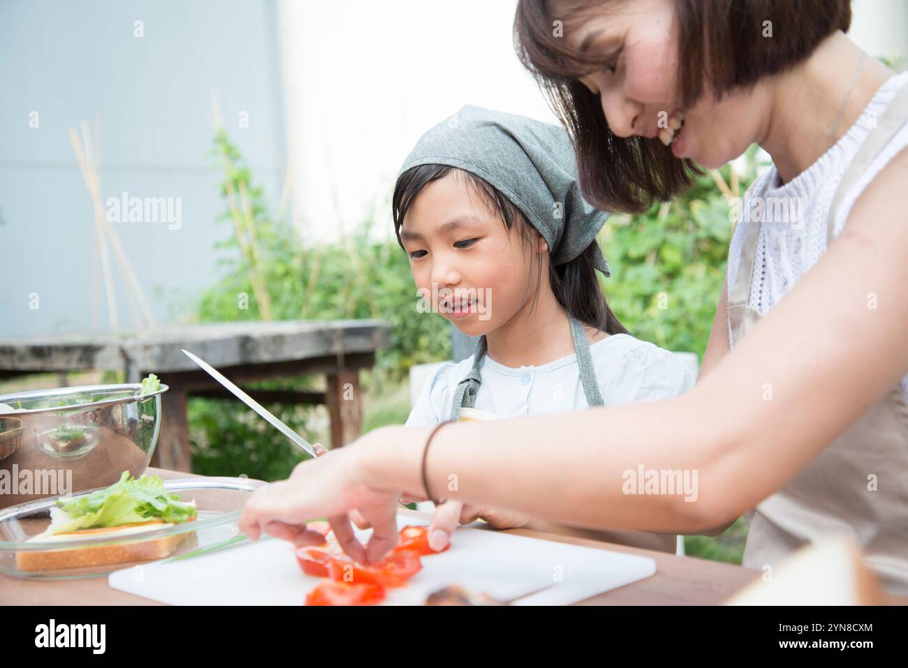 Parent et enfant préparant un repas Banque D'Images