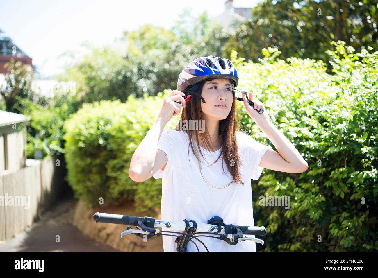 Femme portant un casque Banque D'Images