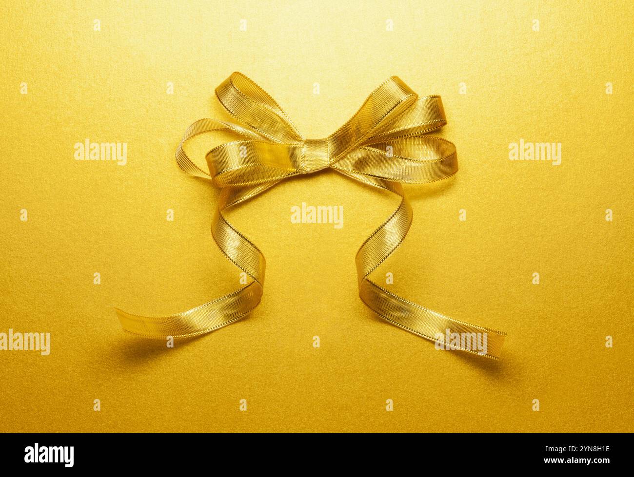 Noeud de ruban d’or Banque D'Images