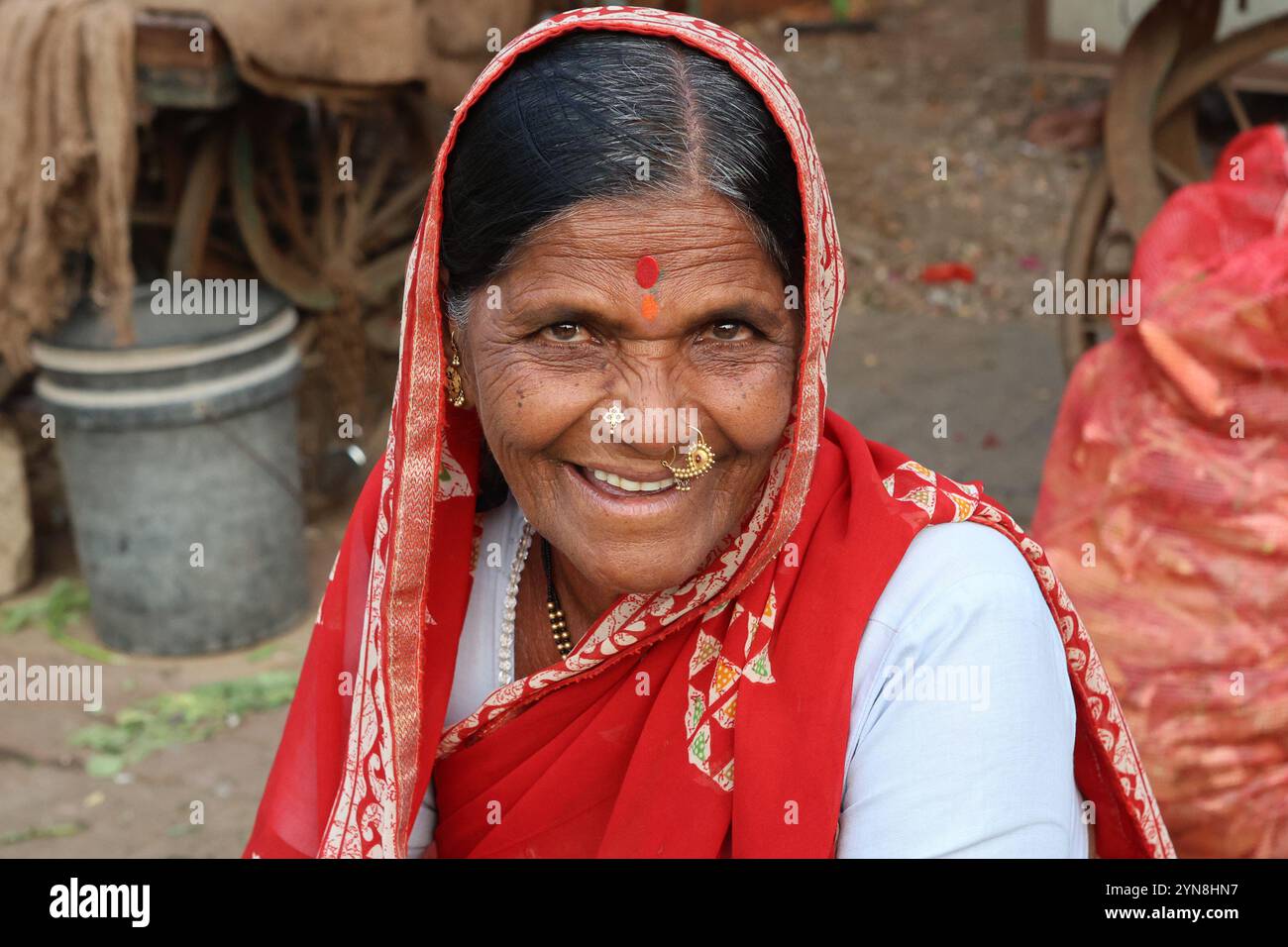 Portrait d'une femme hindoue avec un anneau nasal, à Beed, Maharashtra, Inde Banque D'Images