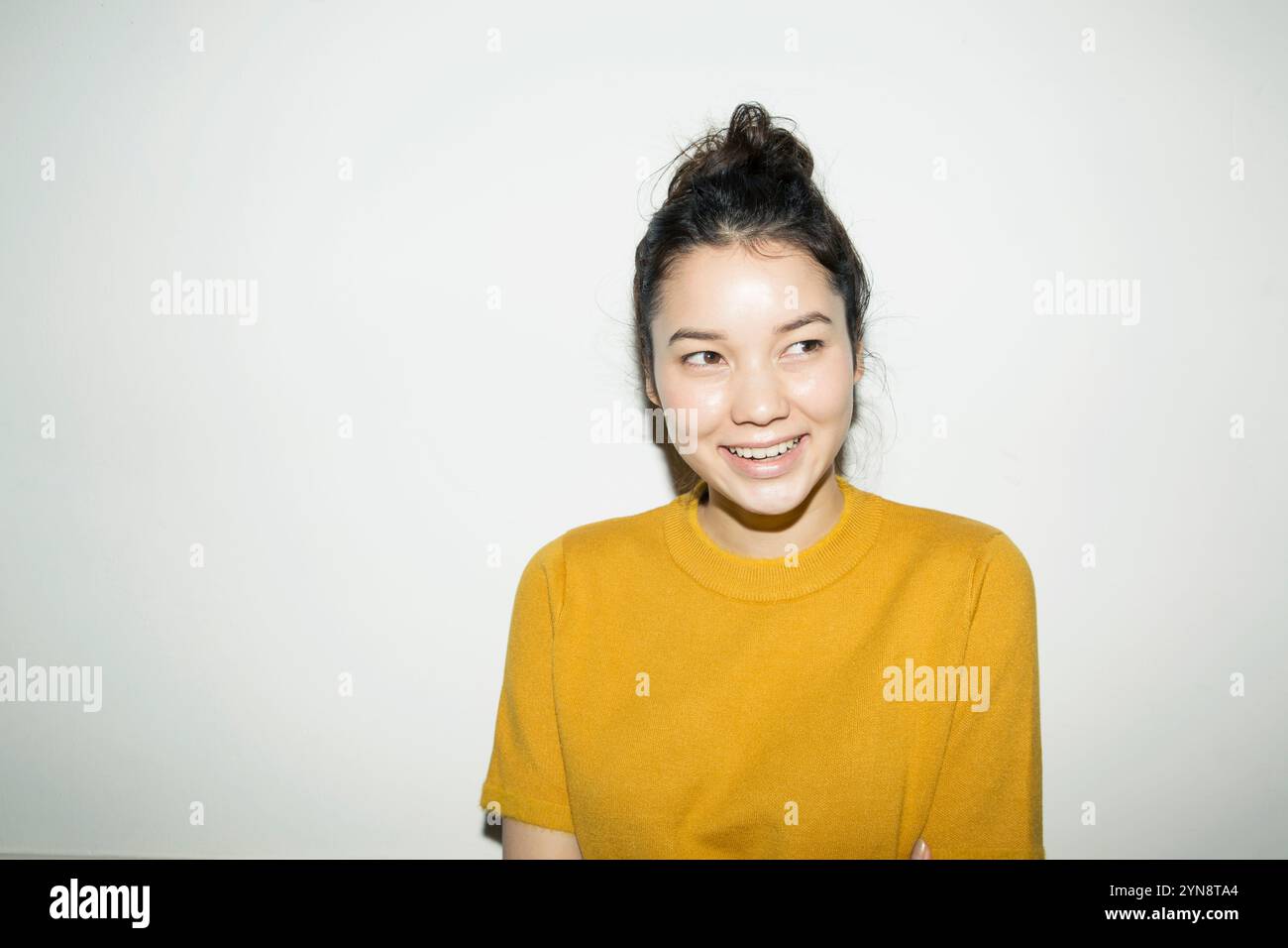 Femme des années 20 souriante avec un regard latéral Banque D'Images