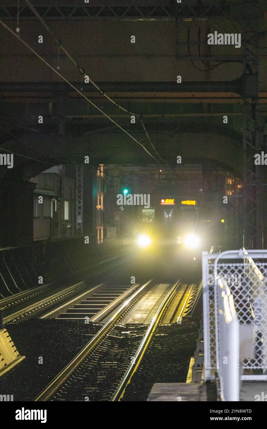 Train de métro approchant du tunnel la nuit Banque D'Images