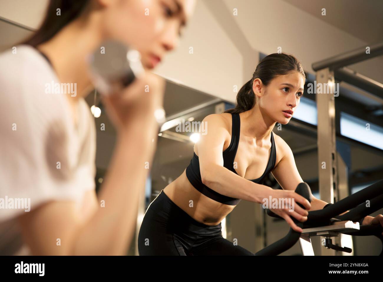 Deux femmes dans la vingtaine s'entraînent au gymnase Banque D'Images