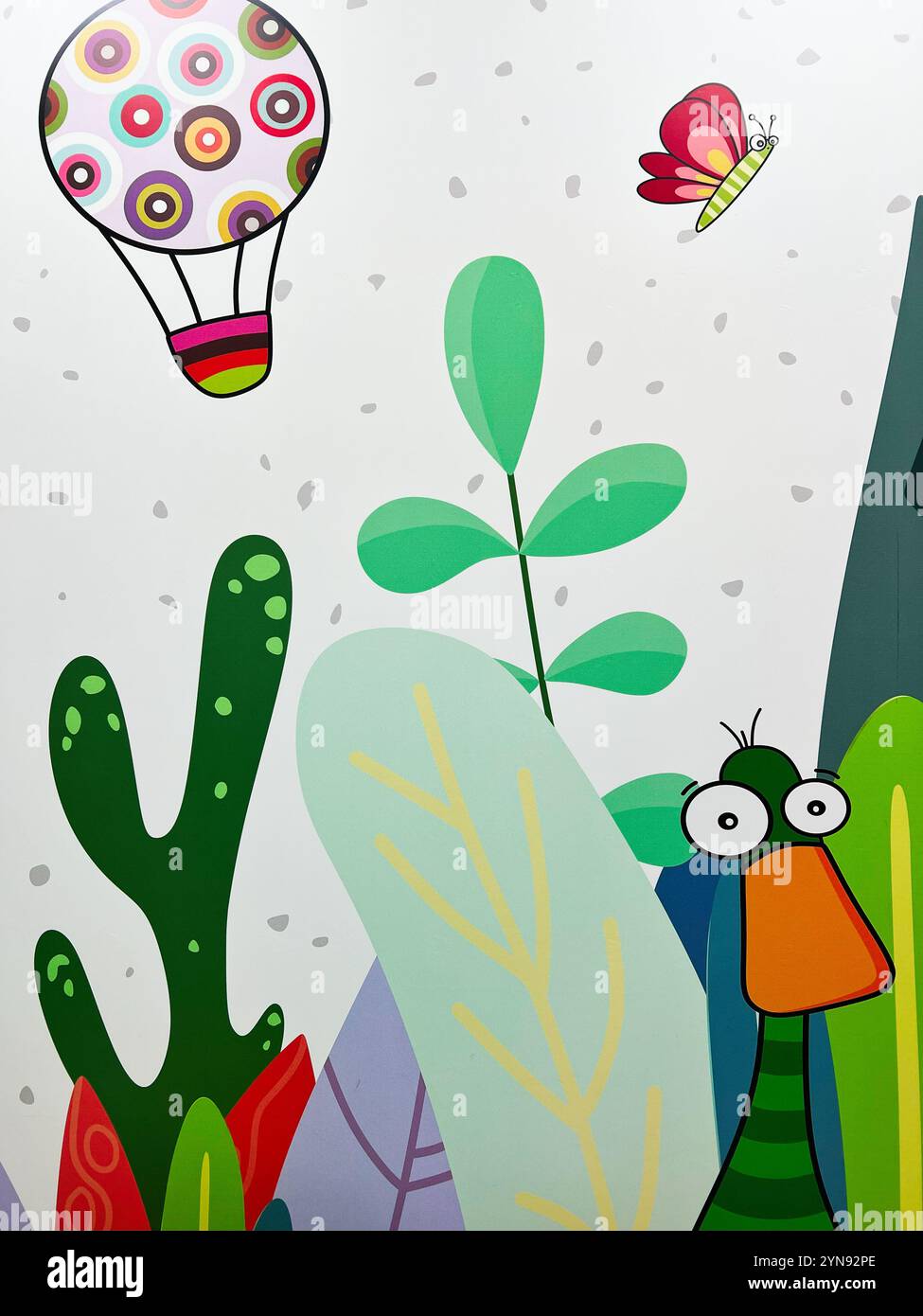 Illustration de dessin animé vibrante avec une montgolfière fantaisiste, oiseau coloré, papillon et verdure luxuriante. Parfait pour la décoration et le jeu des enfants Banque D'Images