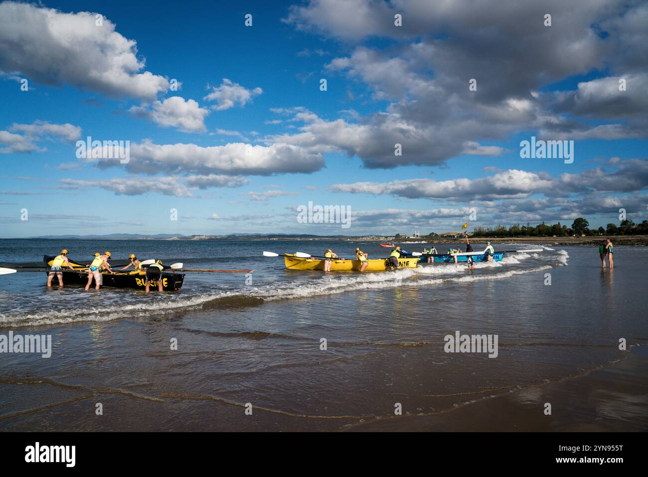Compétiteurs et bateaux à un carnaval de surf à Devonport Beach Tasmanie Banque D'Images