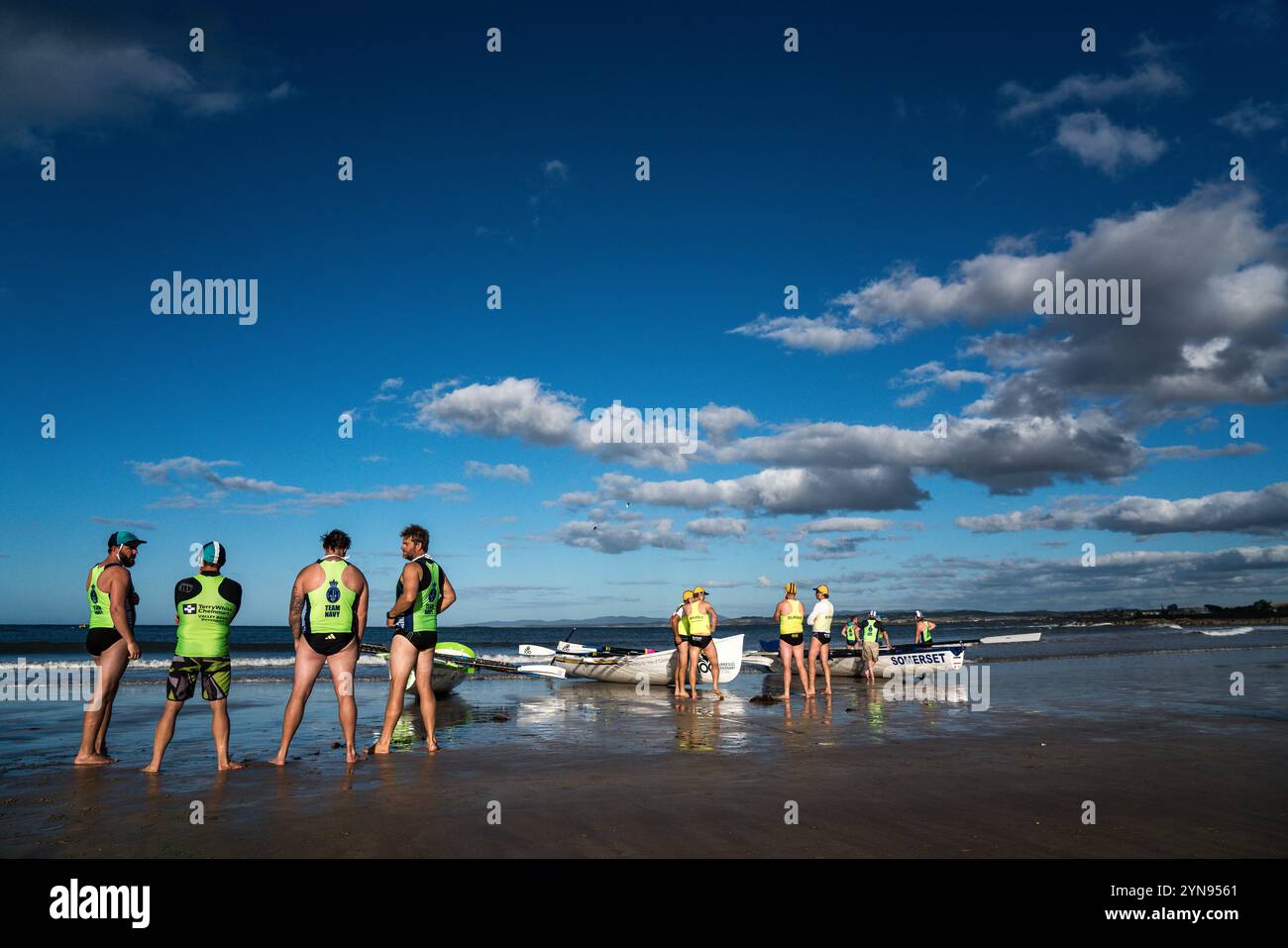 Compétiteurs et bateaux à un carnaval de surf à Devonport Beach Tasmanie Banque D'Images