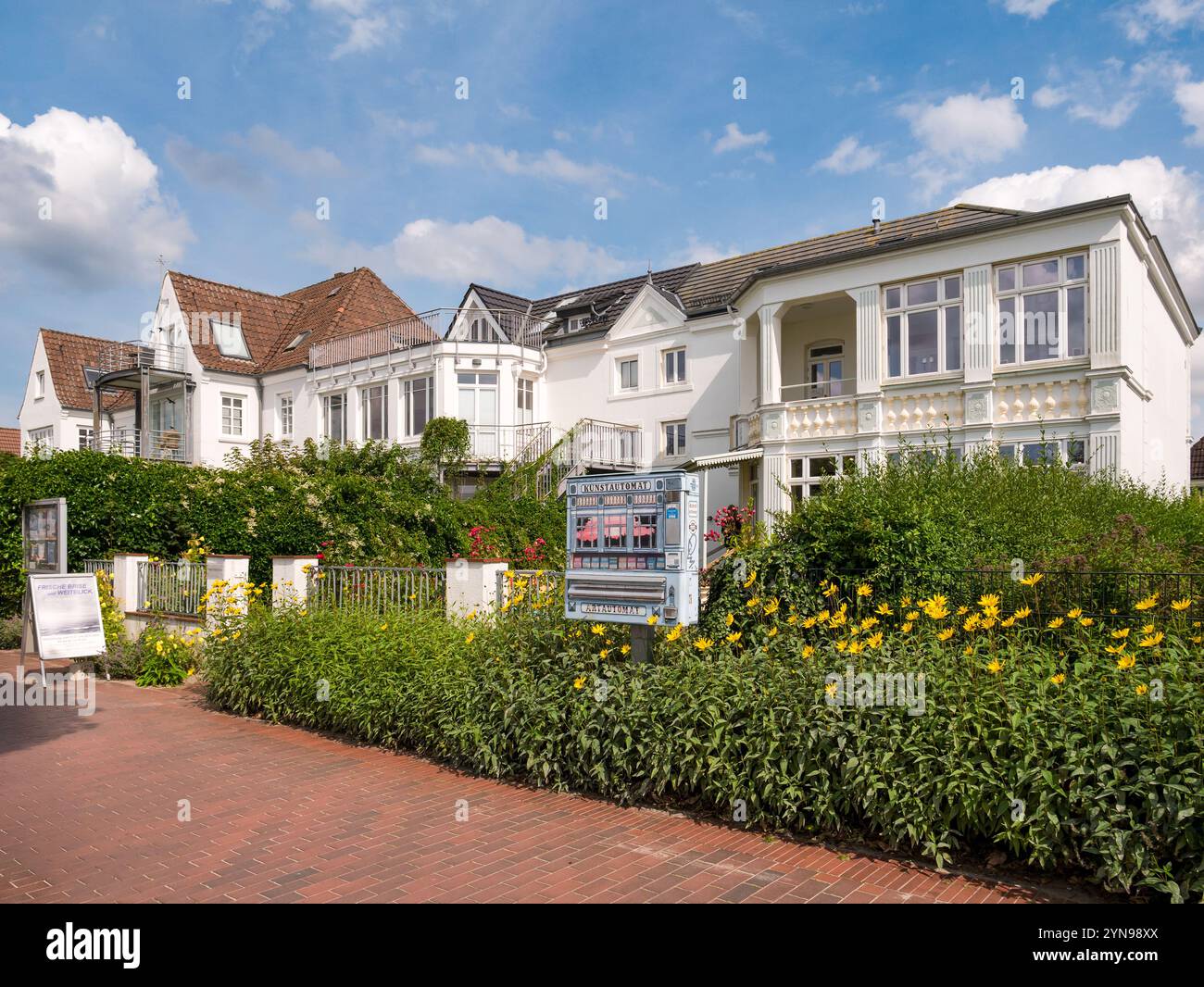 Kunstautomat et Freya-Frahm-Haus sur la promenade Strandstrasse à Laboe, Schleswig-Holstein, Allemagne Banque D'Images