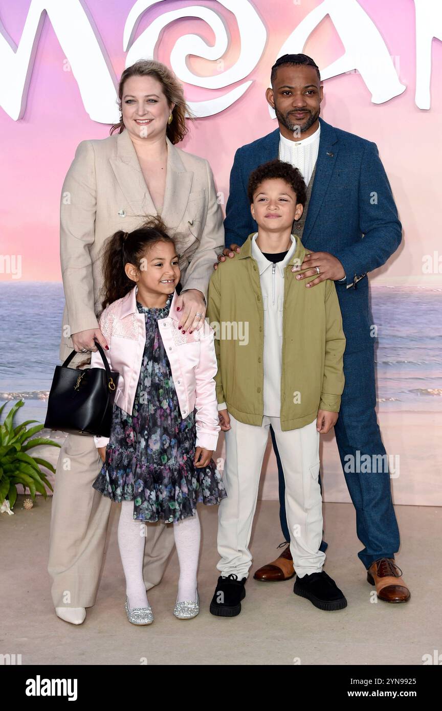 JB Gill mit Ehefrau Chloe Tangney und Kindern Chiara Sapphire Gill und Ace Jeremiah Gill BEI der Premiere des Animationsfilms Moana 2 / Vaiana 2 im Cineworld Leicester Square. Londres, 24.11.2024 *** JB Gill avec sa femme Chloe Tangney et ses enfants Chiara Sapphire Gill et Ace Jeremiah Gill à la première du film d'animation Moana 2 Vaiana 2 au Cineworld Leicester Square Londres, 24 11 2024 Foto:xS.xVasx/xFuturexImagex moana 4117 Banque D'Images