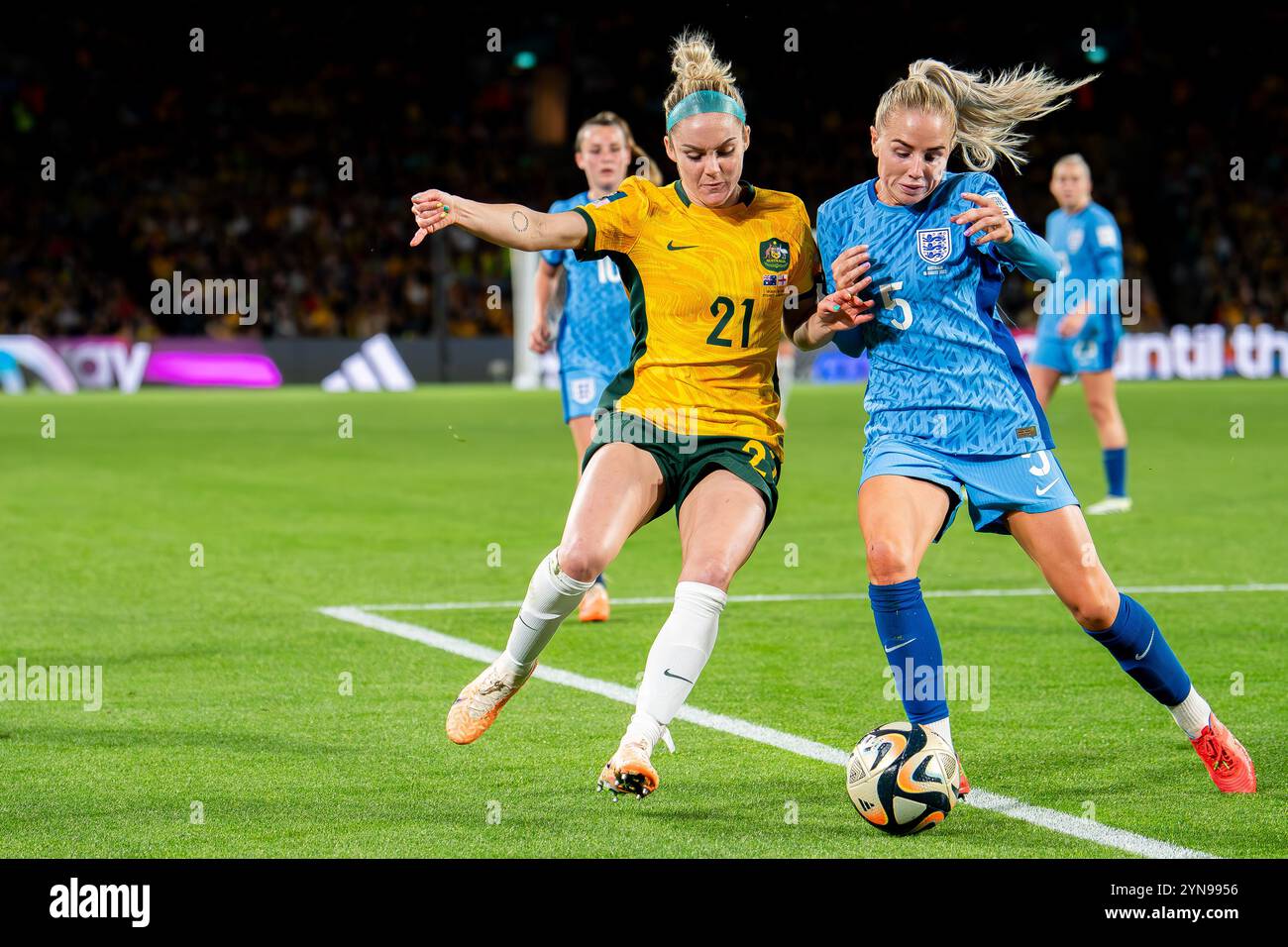 L'australienne Matilda Ellie Carpenter avec l'Anglais Alex Greenwood en action lors des demi-finales de la Coupe du monde de la FIFA contre l'Angleterre en 2023 au Stadium Australia. Score final ; Angleterre 3:1 Australie Banque D'Images