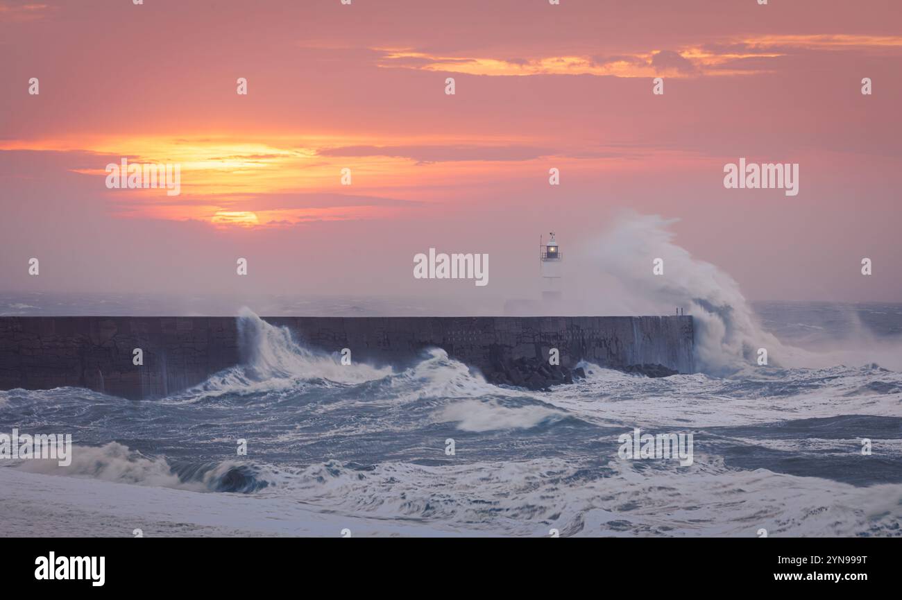 Tempête Bert à l'aube à Newhaven Lighthouse West Beach sur la côte est du Sussex, sud-est de l'Angleterre Banque D'Images