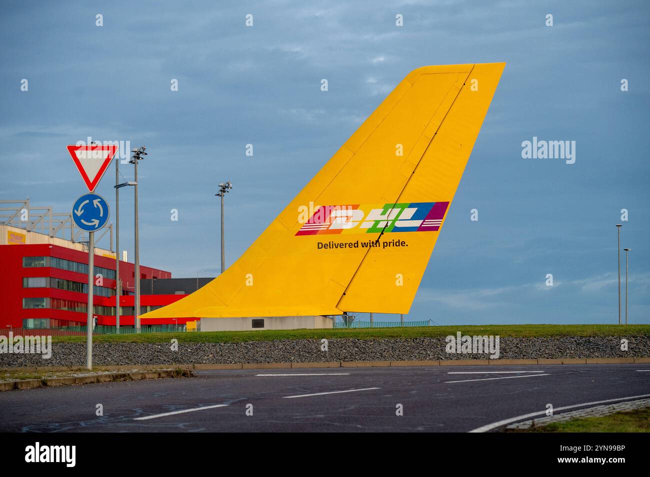 Schkeuditz - DHL Frachtflieger stürzt in Litauen ab : Flugzeug startete am Flughafen Leipzig/Halle 25.11.2024 gegen 8 Uhr Schkeuditz, Flughafen Leipzig/Halle / DHL Hub im Foto : Flugzeuge des Postdienstleisters DHL am Flughafen Leipzig/Halle sowie die Hauptgebäude am DHL Hub Schkeuditz Ein Frachtflugzeuditz frühen Frachtflugzeuster abgestürzt Autfleuter Postdienstausten Austen Mortzeuter. Nach Angaben von Polizei und Rettungsdiensten kam dabei mindestens eine person ums Leben. DAS Flugzeug verfehlte nur knapp ein Wohngebäude, in dem zum Zeitpunkt des Unglüc Banque D'Images