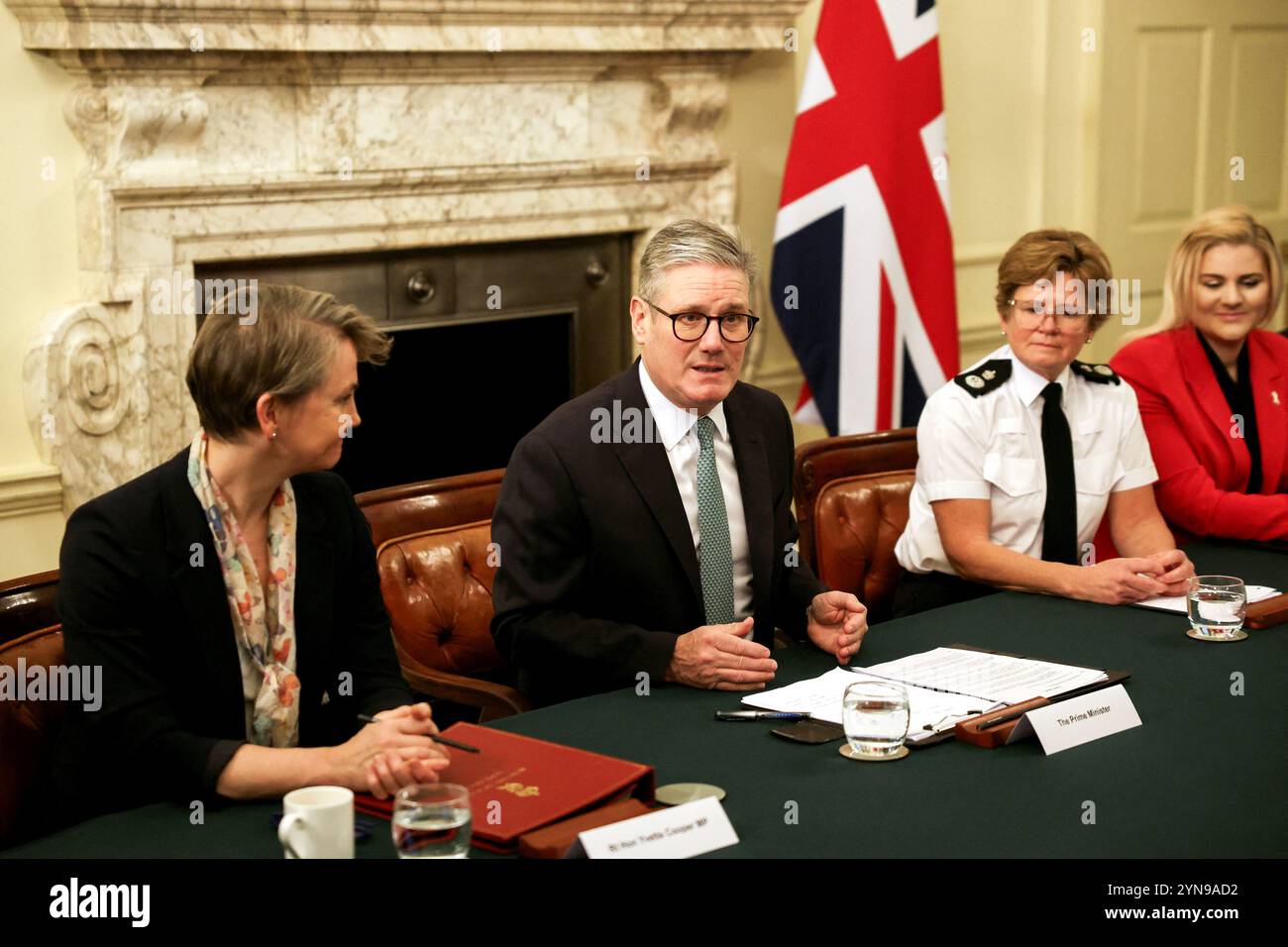 Le premier ministre Sir Keir Starmer organise un sommet au 10 Downing Street, dans le centre de Londres, avec des chefs de police, des patrons des transports et des dirigeants de l'industrie pour exhorter à une réponse coordonnée aux pics et à la violence à l'égard des femmes et des filles. Date de la photo : lundi 25 novembre 2024. Banque D'Images