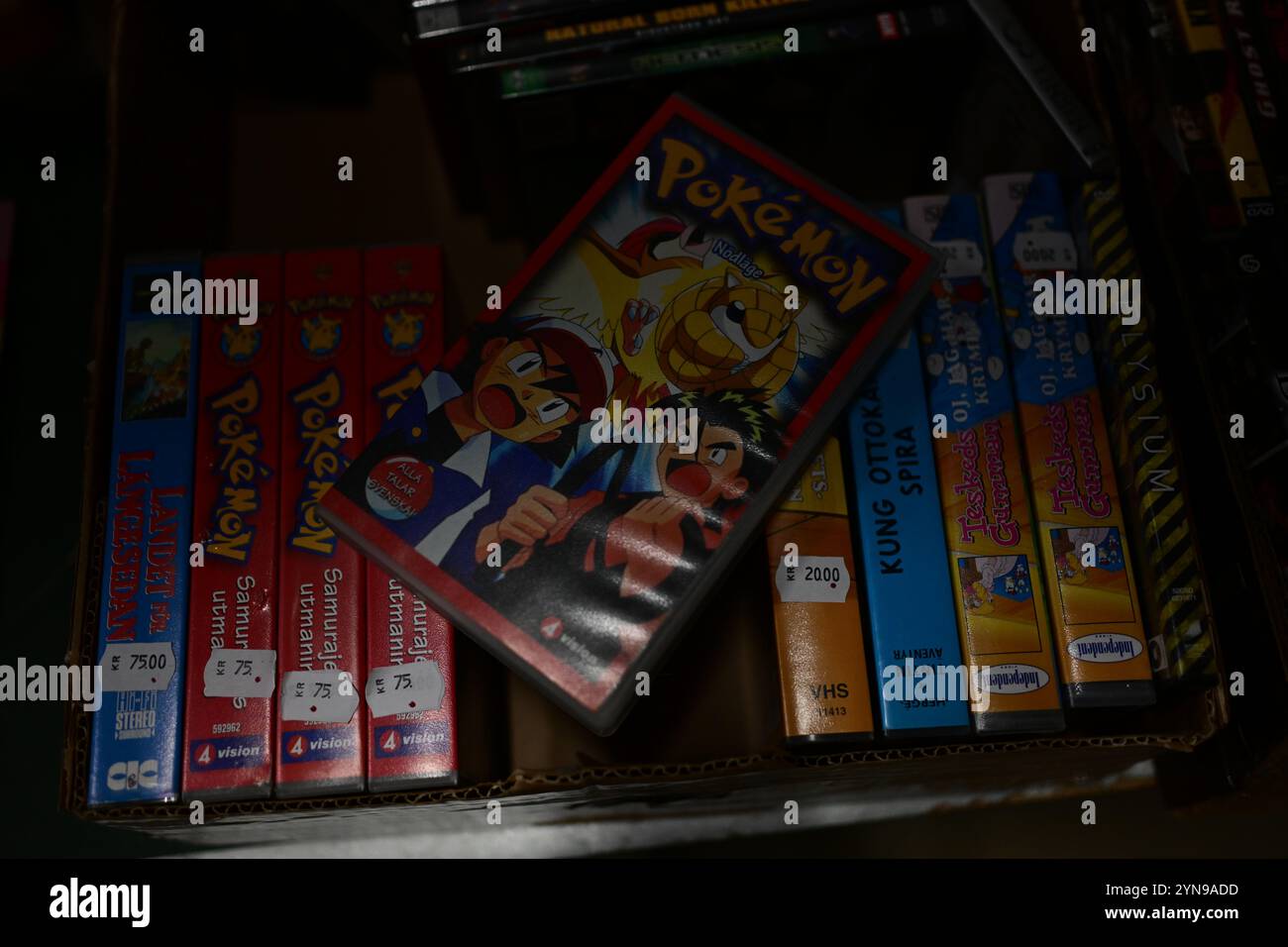 Ödåkra, Skåne, Suède. 24 novembre 2024. Marché de Noël. Bandes Pokemon VHS à vendre à l'intérieur de la boutique. Banque D'Images