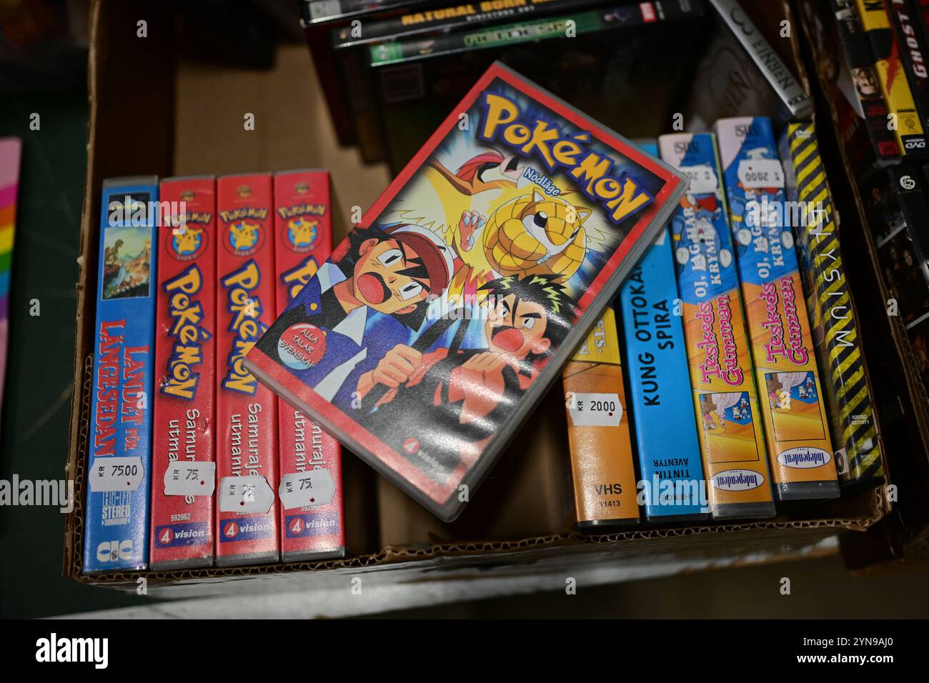 Ödåkra, Skåne, Suède. 24 novembre 2024. Marché de Noël. Bandes Pokemon VHS à vendre à l'intérieur de la boutique. Banque D'Images