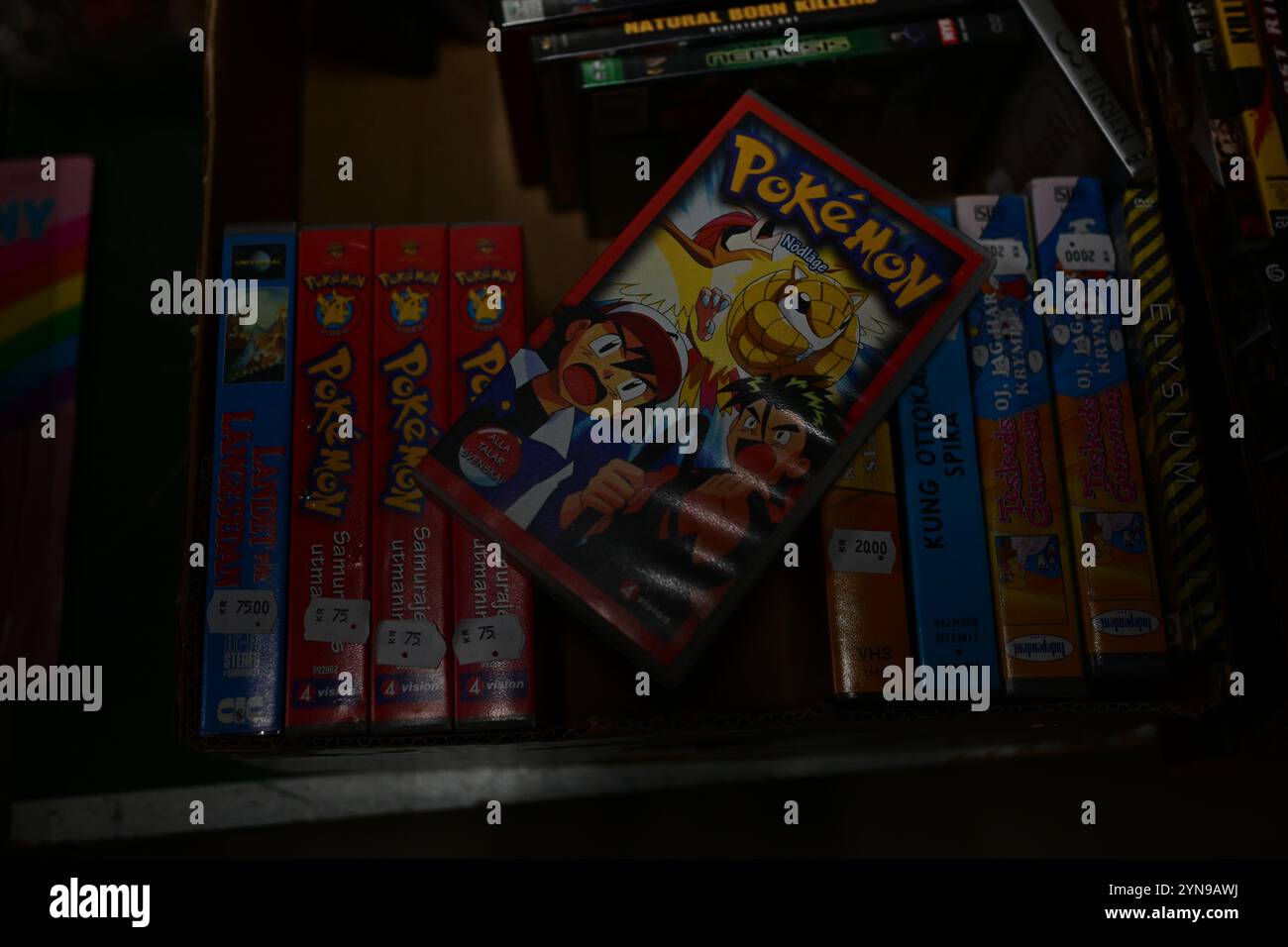 Ödåkra, Skåne, Suède. 24 novembre 2024. Marché de Noël. Bandes Pokemon VHS à vendre à l'intérieur de la boutique. Banque D'Images