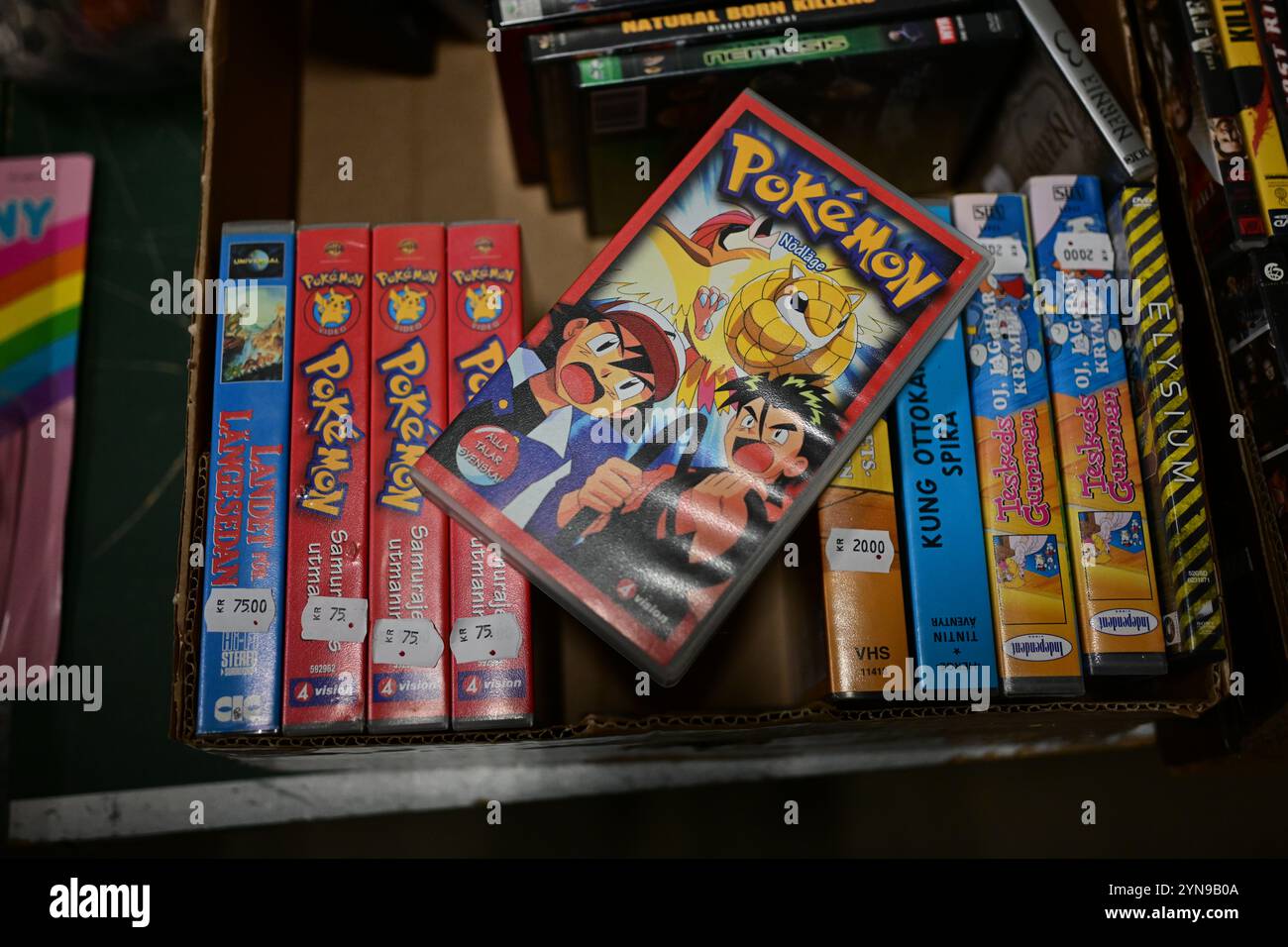 Ödåkra, Skåne, Suède. 24 novembre 2024. Marché de Noël. Bandes Pokemon VHS à vendre à l'intérieur de la boutique. Banque D'Images