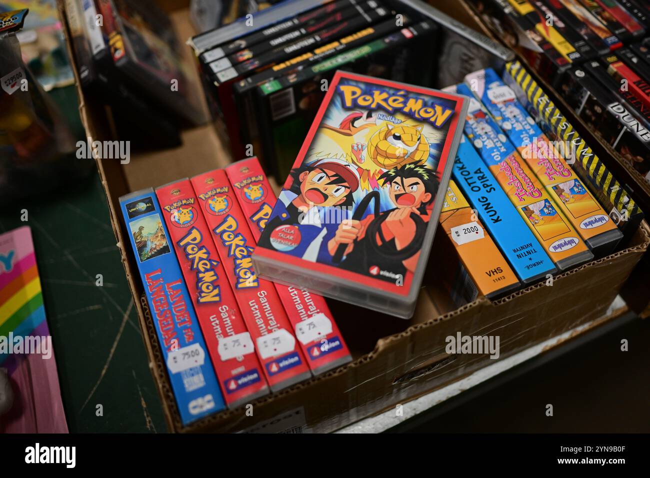 Ödåkra, Skåne, Suède. 24 novembre 2024. Marché de Noël. Bandes Pokemon VHS à vendre à l'intérieur de la boutique. Banque D'Images