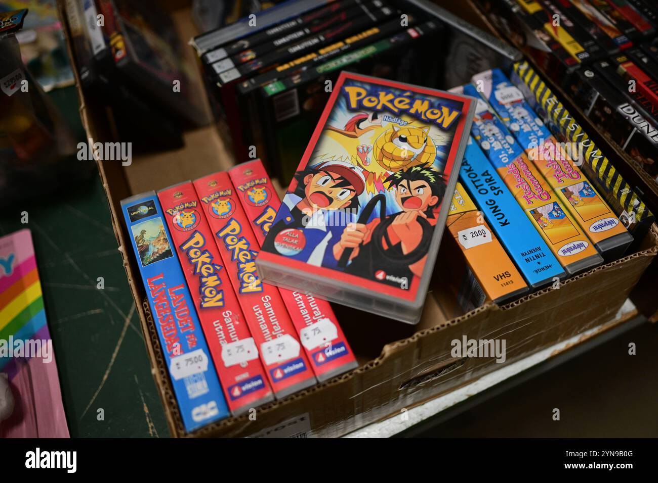 Ödåkra, Skåne, Suède. 24 novembre 2024. Marché de Noël. Bandes Pokemon VHS à vendre à l'intérieur de la boutique. Banque D'Images