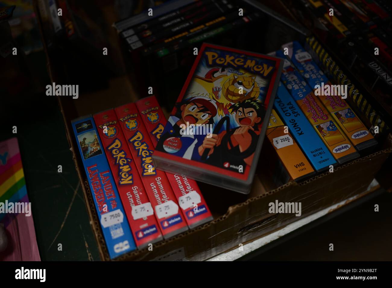 Ödåkra, Skåne, Suède. 24 novembre 2024. Marché de Noël. Bandes Pokemon VHS à vendre à l'intérieur de la boutique. Banque D'Images