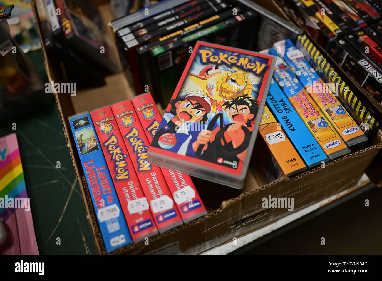 Ödåkra, Skåne, Suède. 24 novembre 2024. Marché de Noël. Bandes Pokemon VHS à vendre à l'intérieur de la boutique. Banque D'Images