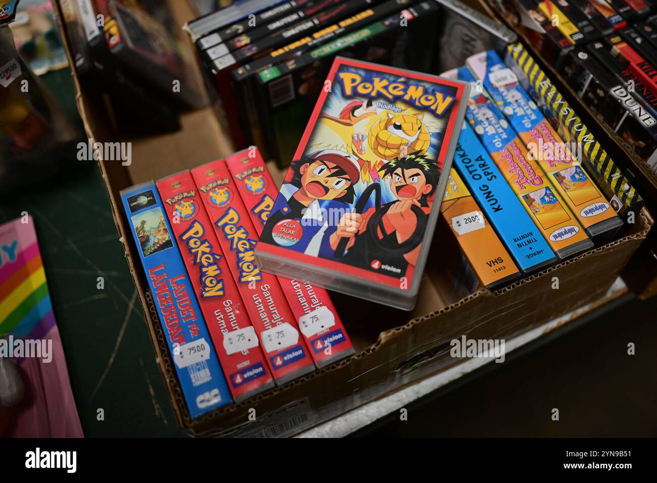 Ödåkra, Skåne, Suède. 24 novembre 2024. Marché de Noël. Bandes Pokemon VHS à vendre à l'intérieur de la boutique. Banque D'Images