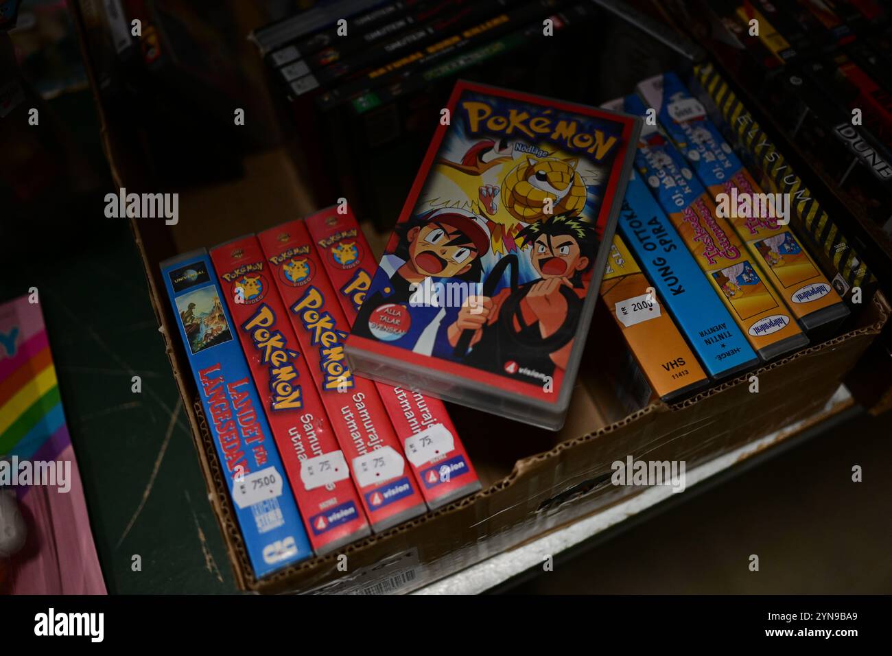 Ödåkra, Skåne, Suède. 24 novembre 2024. Marché de Noël. Bandes Pokemon VHS à vendre à l'intérieur de la boutique. Banque D'Images
