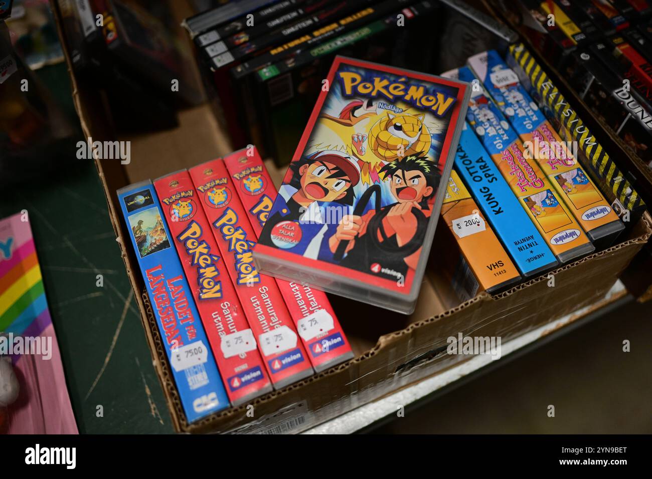 Ödåkra, Skåne, Suède. 24 novembre 2024. Marché de Noël. Bandes Pokemon VHS à vendre à l'intérieur de la boutique. Banque D'Images