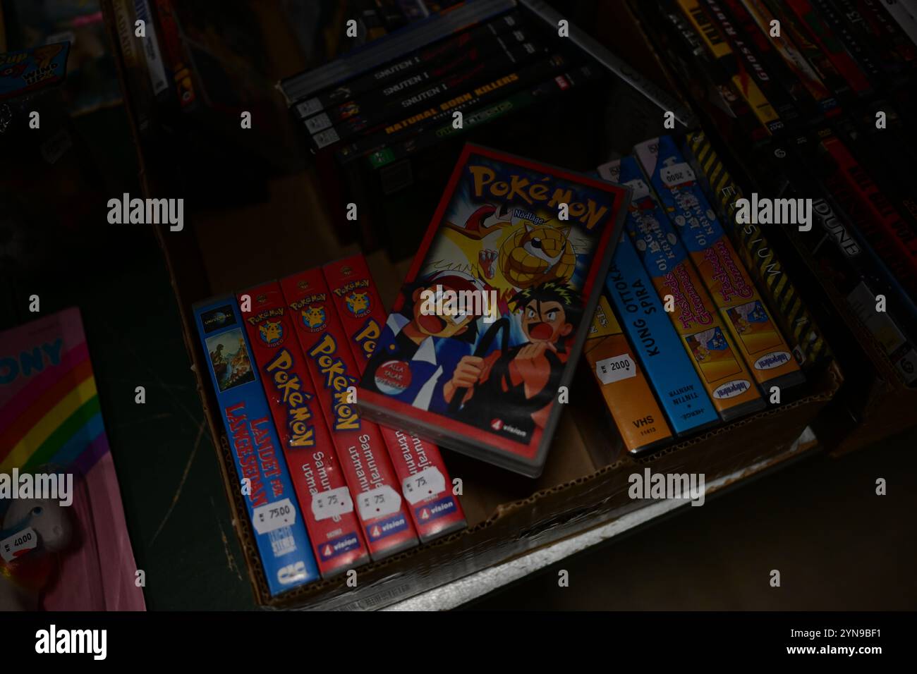 Ödåkra, Skåne, Suède. 24 novembre 2024. Marché de Noël. Bandes Pokemon VHS à vendre à l'intérieur de la boutique. Banque D'Images