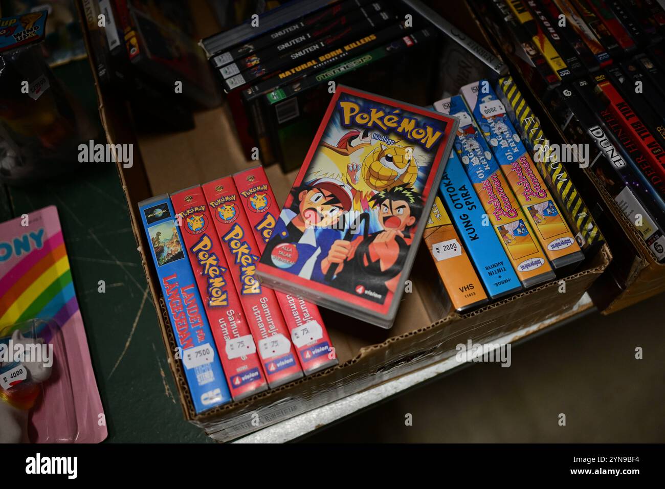 Ödåkra, Skåne, Suède. 24 novembre 2024. Marché de Noël. Bandes Pokemon VHS à vendre à l'intérieur de la boutique. Banque D'Images