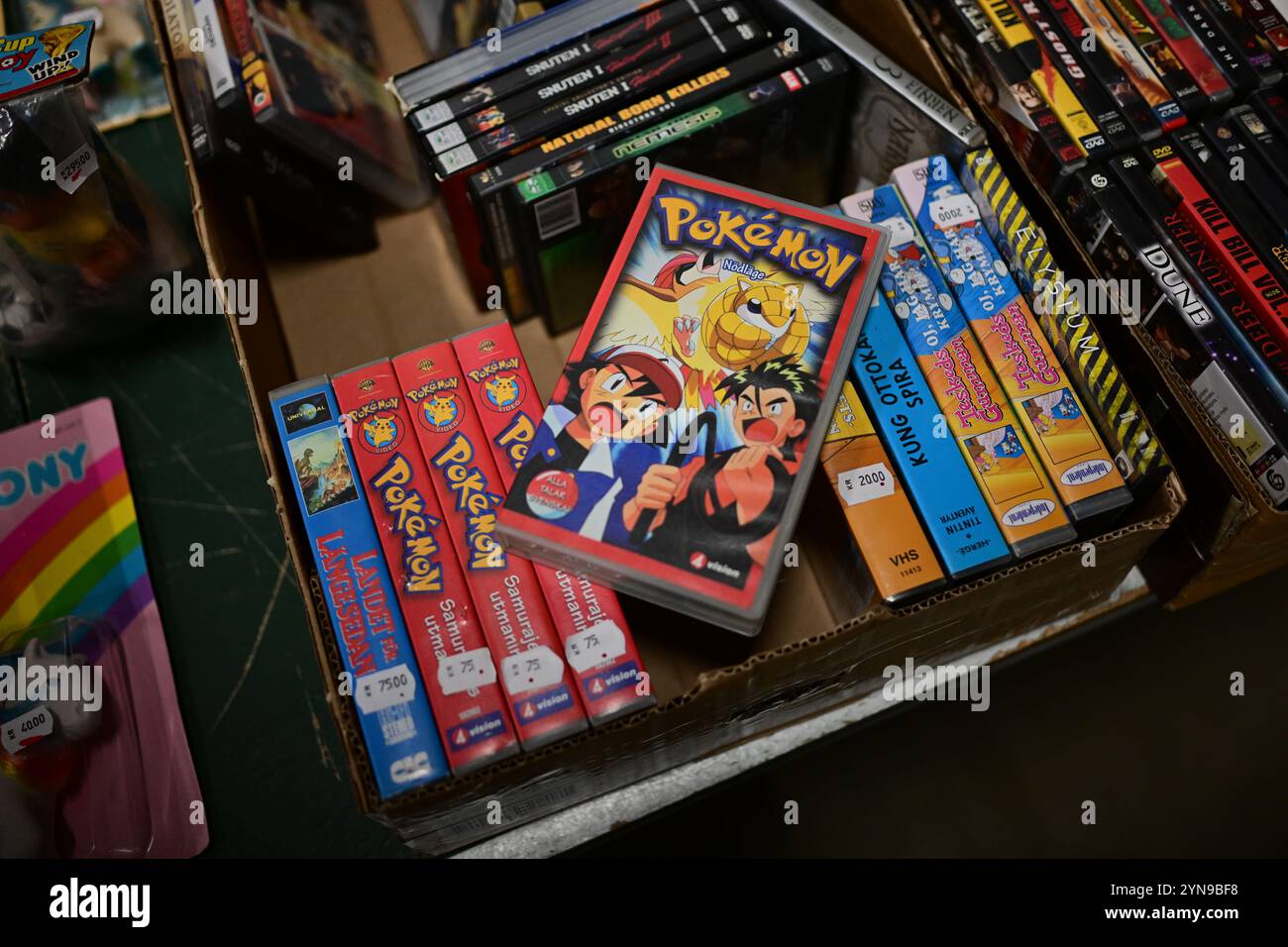 Ödåkra, Skåne, Suède. 24 novembre 2024. Marché de Noël. Bandes Pokemon VHS à vendre à l'intérieur de la boutique. Banque D'Images