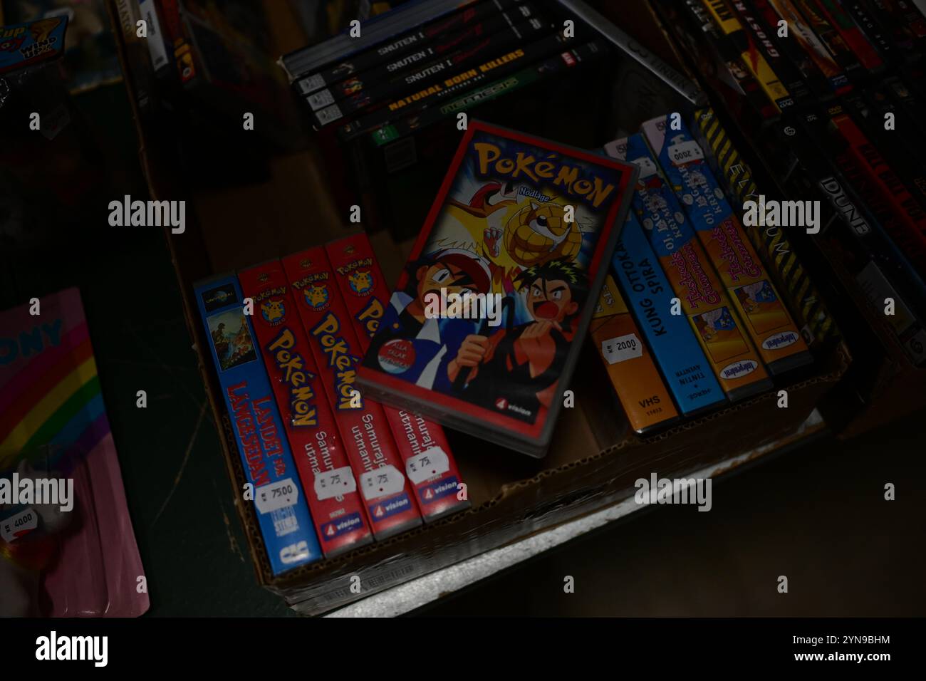 Ödåkra, Skåne, Suède. 24 novembre 2024. Marché de Noël. Bandes Pokemon VHS à vendre à l'intérieur de la boutique. Banque D'Images