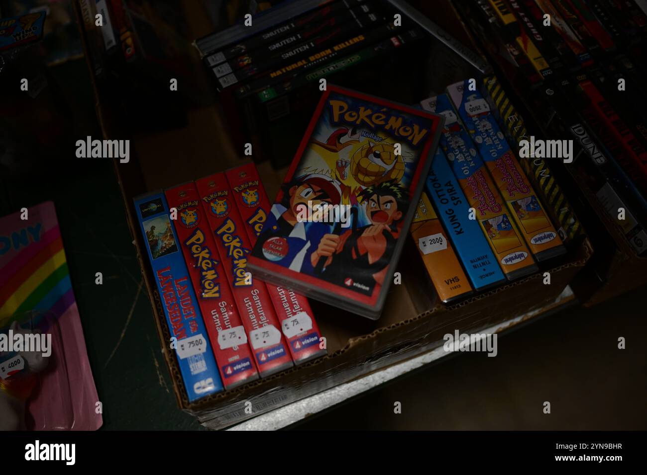 Ödåkra, Skåne, Suède. 24 novembre 2024. Marché de Noël. Bandes Pokemon VHS à vendre à l'intérieur de la boutique. Banque D'Images