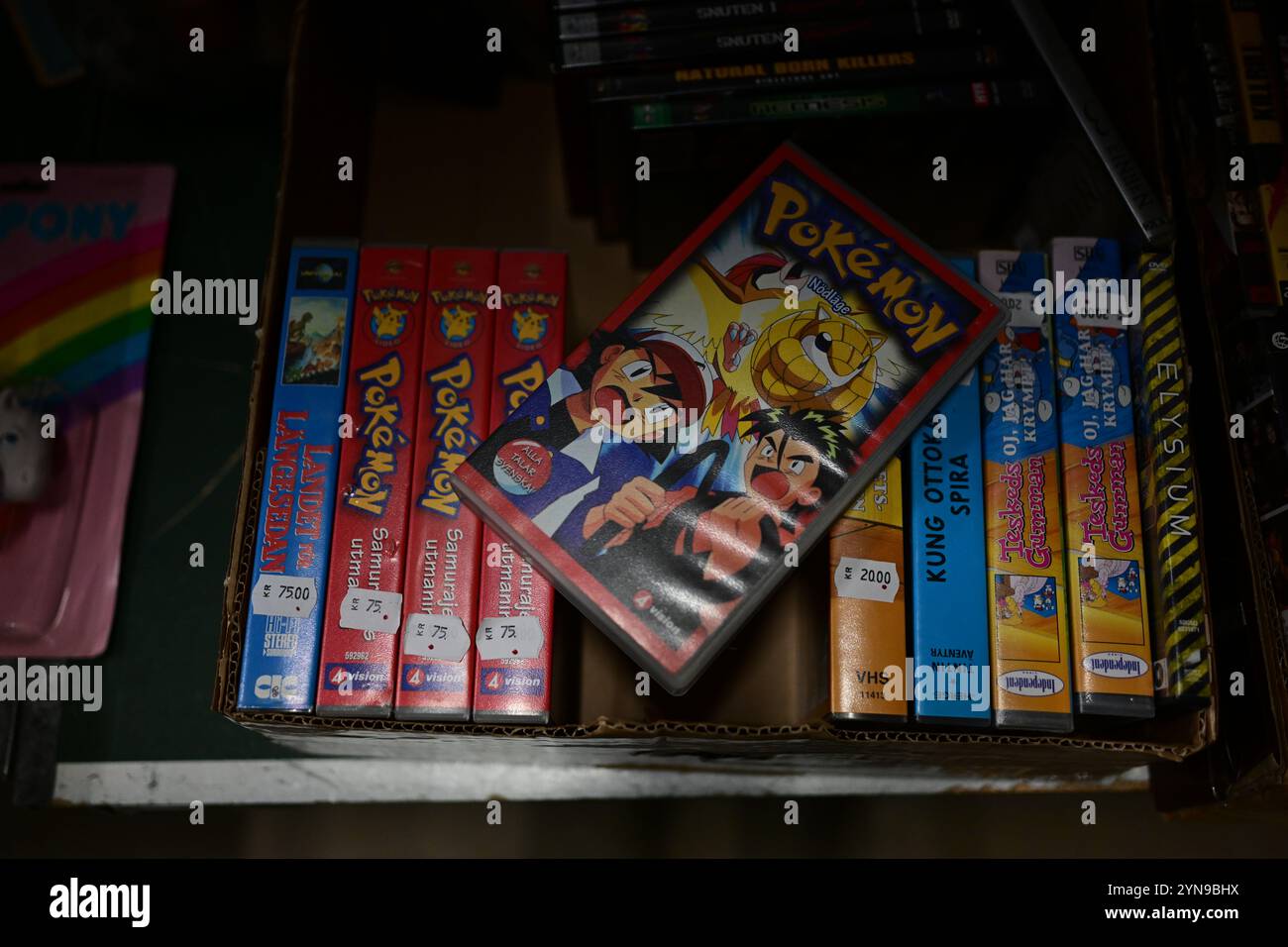Ödåkra, Skåne, Suède. 24 novembre 2024. Marché de Noël. Bandes Pokemon VHS à vendre à l'intérieur de la boutique. Banque D'Images