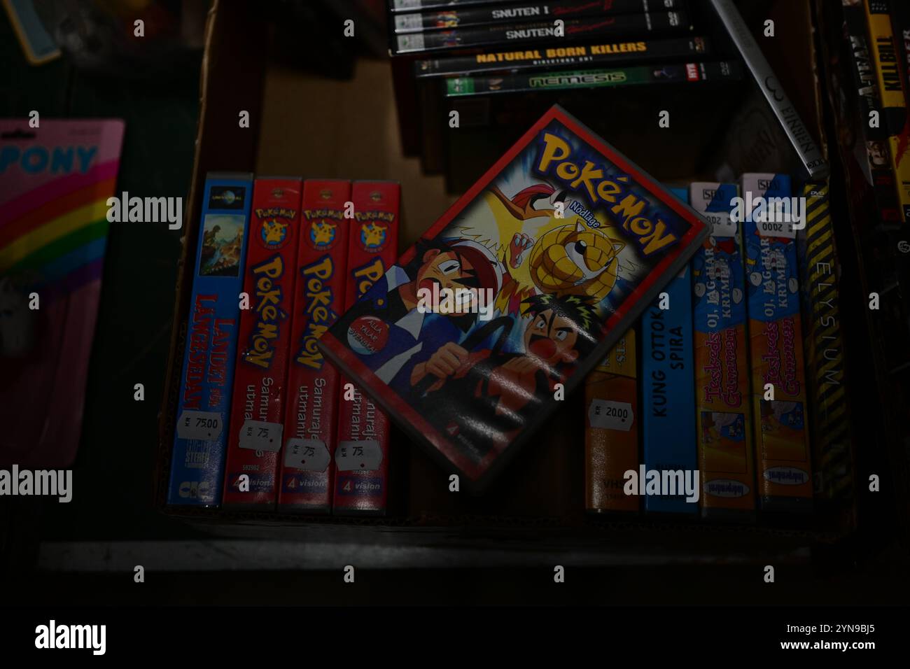 Ödåkra, Skåne, Suède. 24 novembre 2024. Marché de Noël. Bandes Pokemon VHS à vendre à l'intérieur de la boutique. Banque D'Images