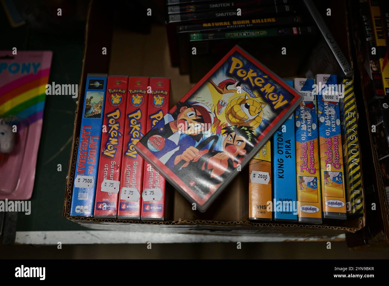 Ödåkra, Skåne, Suède. 24 novembre 2024. Marché de Noël. Bandes Pokemon VHS à vendre à l'intérieur de la boutique. Banque D'Images