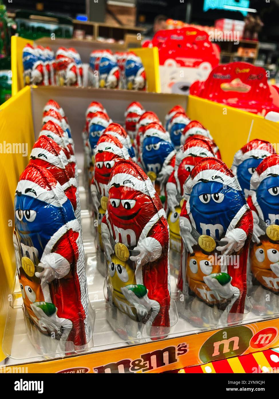 Kiev, Ukraine - 24 novembre 2024 : des rangées de chocolats colorés m&m enveloppés dans un emballage sur le thème du Père Noël sont exposés dans un magasin. Ces friandises festives Banque D'Images