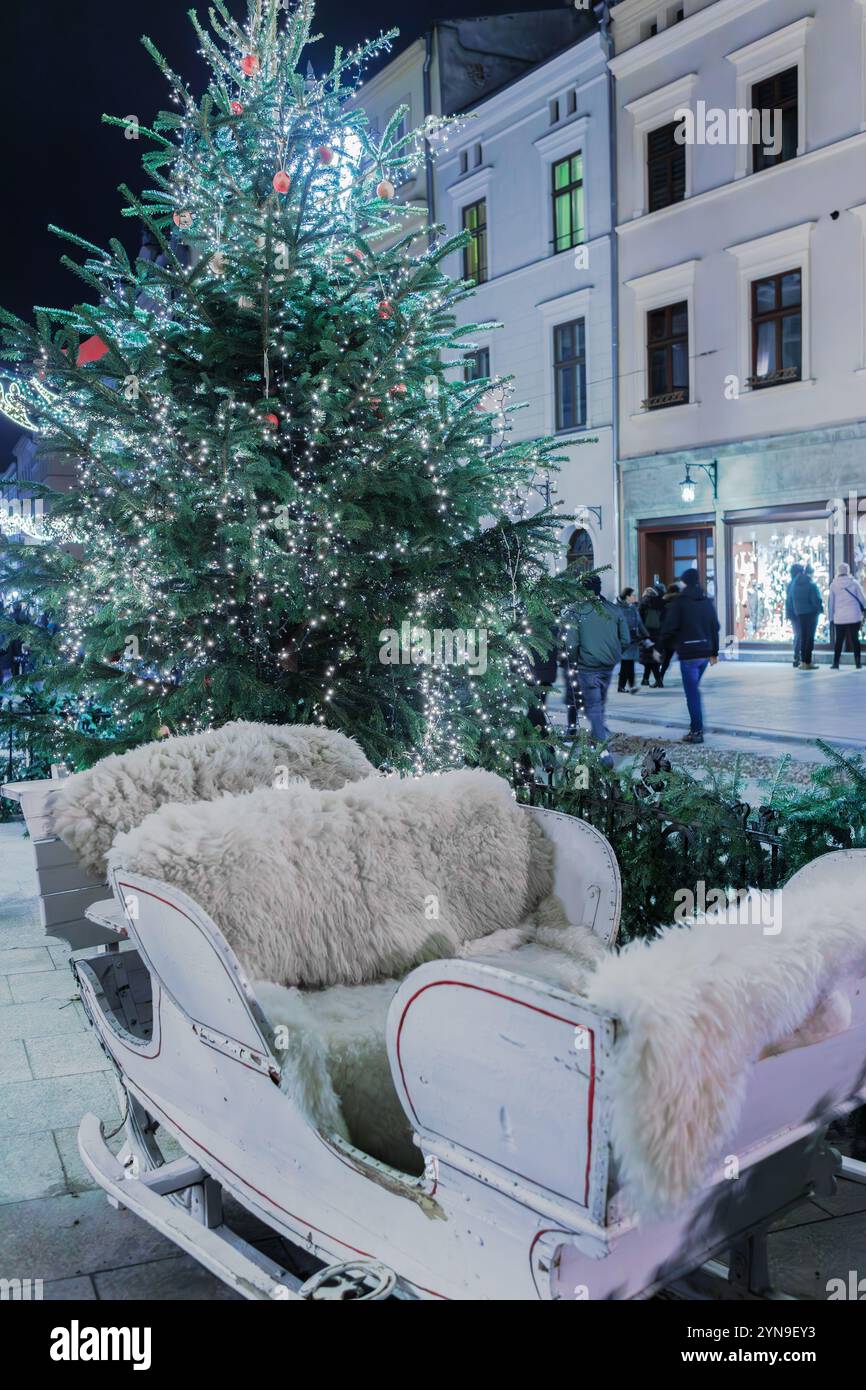 Luxueux traîneau en bois vintage près du sapin de Noël. Banque D'Images