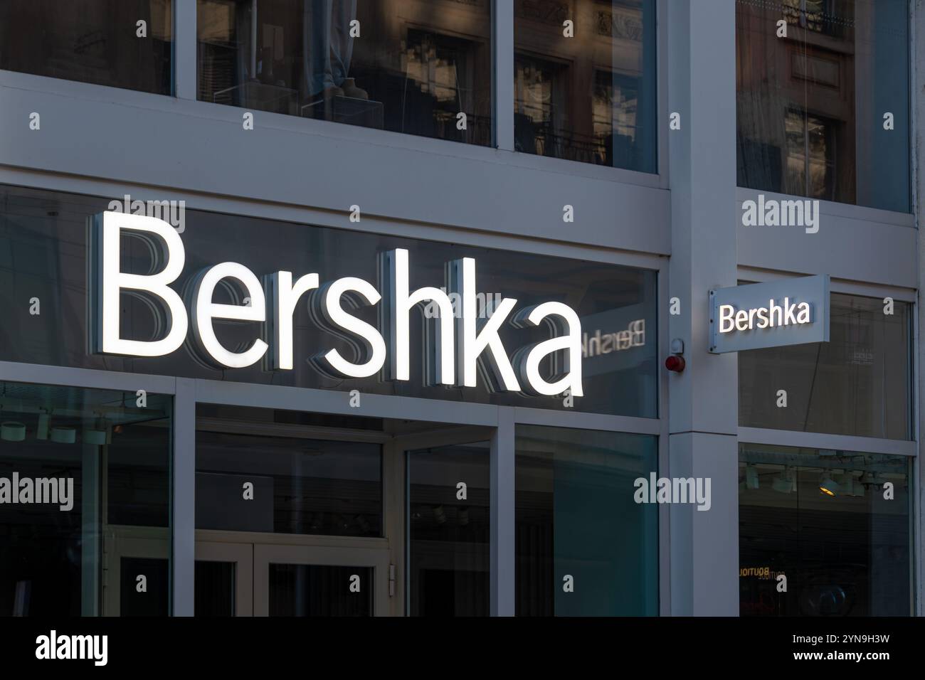 Signe et logo d'une boutique Bershka. Bershka est une chaîne de magasins de prêt-à-porter pour hommes et femmes appartenant au groupe espagnol Inditex Banque D'Images