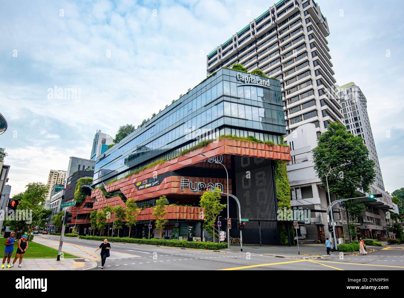 Funan est un développement à usage mixte qui comprend un centre commercial, deux tours de bureaux et une tour d'appartements aménagés dans le district civique de Singapour Banque D'Images