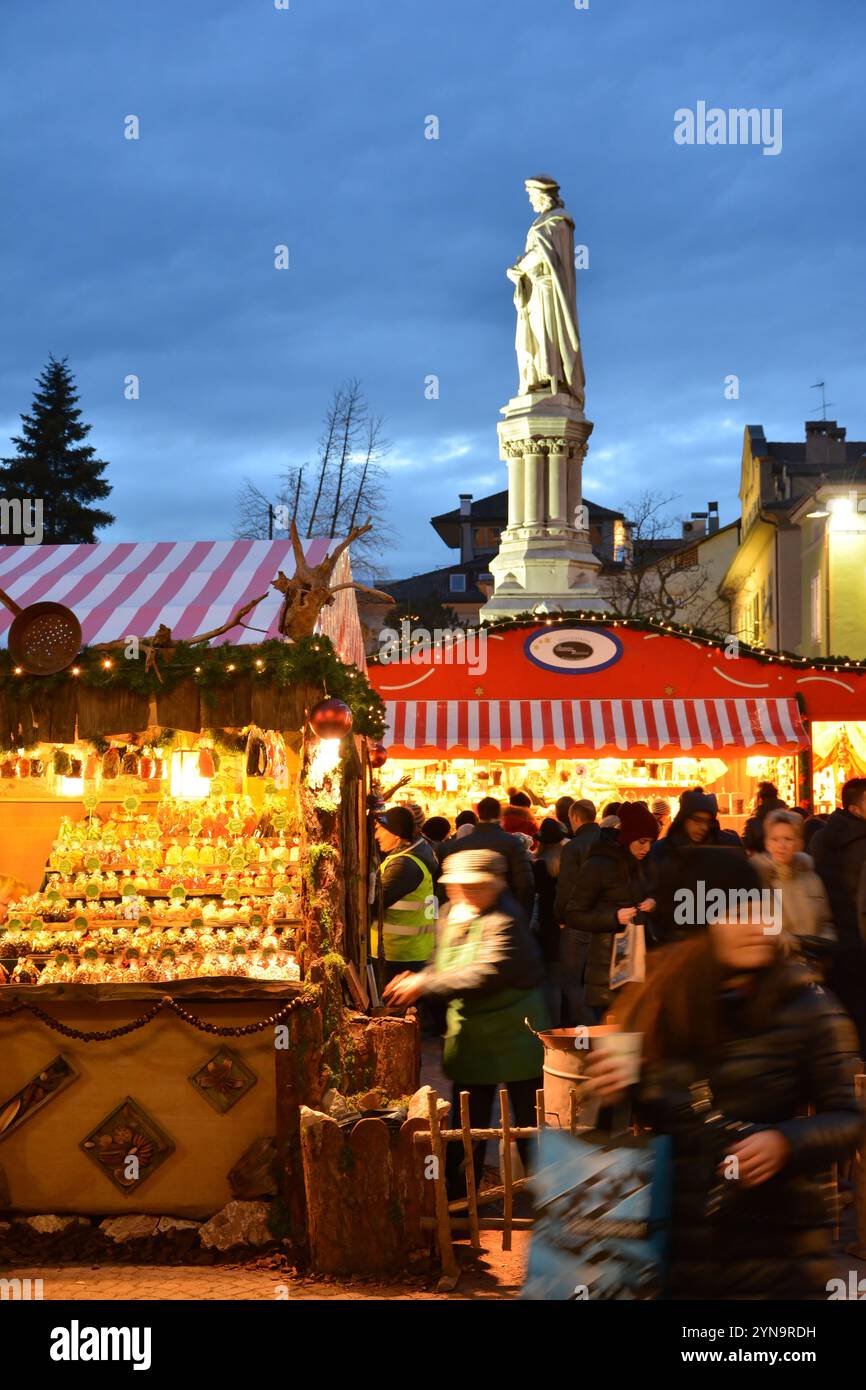 Scène du centre de Bozen/Bolzano, avec décorations de Noël Banque D'Images