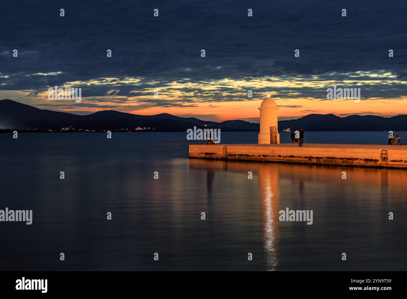 Coucher de soleil spectaculaire vu depuis le lieu de coucher de soleil le plus célèbre à Zadar. Photo prise le 22 octobre 2024 à Zadar, Comté de Zadar, Croatie. Banque D'Images