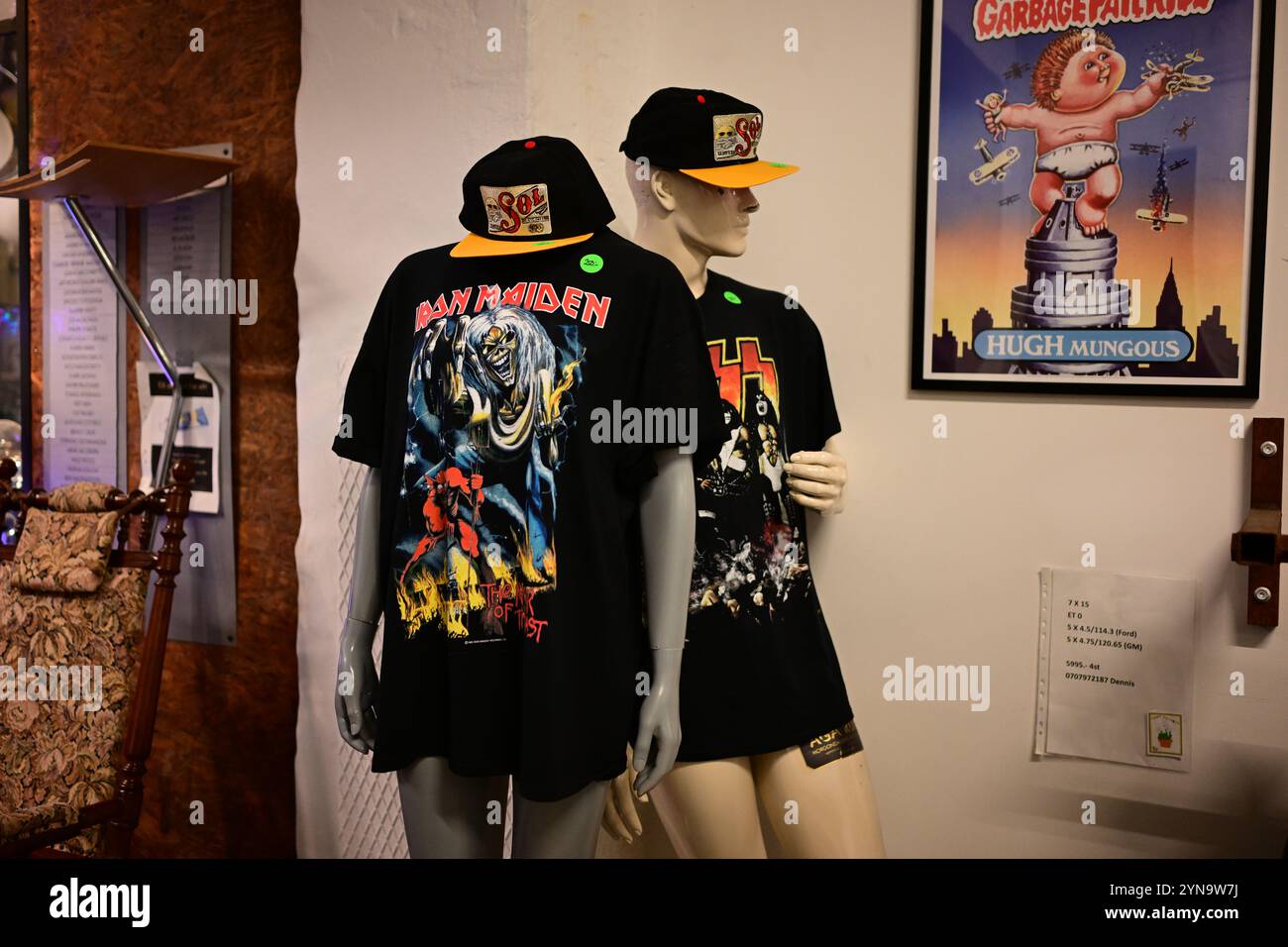 Ödåkra, Skåne, Suède. 24 novembre 2024. Marché de Noël. Iron Maiden marchandises à vendre. Banque D'Images