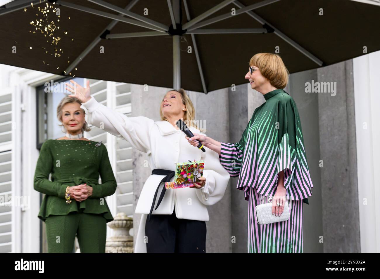 Soestdijk, pays-Bas, 2024-11-20 16:34:54 SOESTDIJK, 20-11-2024, Palais de Soestdijk, la grande exposition hivernale 'Shine on Soestdijk' mettra en valeur la vie de cour, combinée à la mode contemporaine, l'art et le design. PHOTO : NLBeeld/Patrick van EmstDans la photo : Maya Meijer-Bergmans et conservatrice Nicole Uniquole et Princesse Margarita crédit : NL Beeld / Patrick van EMST Banque D'Images