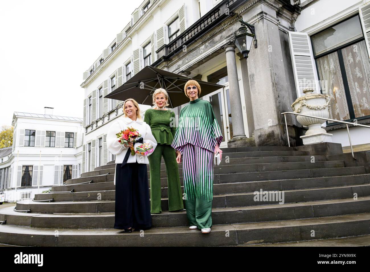 Soestdijk, pays-Bas, 2024-11-20 16:35:01 SOESTDIJK, 20-11-2024, Palais de Soestdijk, la grande exposition hivernale 'Shine on Soestdijk' mettra en valeur la vie de cour, combinée à la mode contemporaine, l'art et le design. PHOTO : NLBeeld/Patrick van EmstDans la photo : Maya Meijer-Bergmans et conservatrice Nicole Uniquole et Princesse Margarita crédit : NL Beeld / Patrick van EMST Banque D'Images