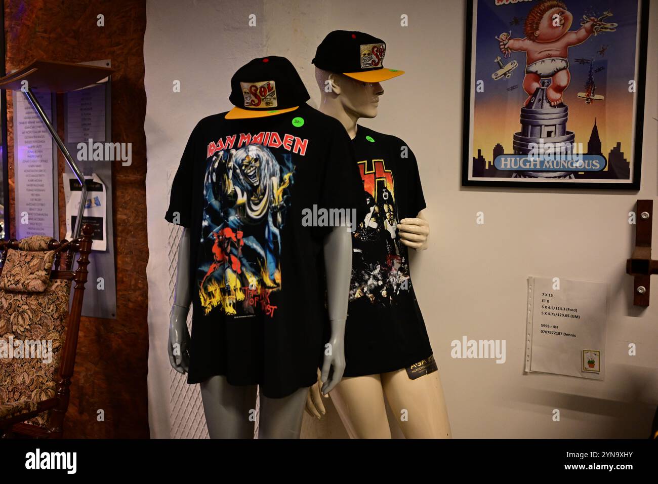 Ödåkra, Skåne, Suède. 24 novembre 2024. Marché de Noël. Iron Maiden marchandises à vendre. Banque D'Images